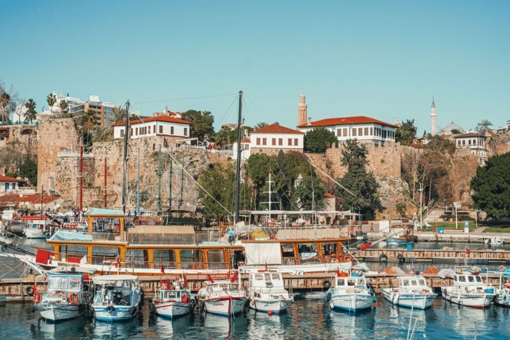 Haven en stadsmuren van Kaleiçi