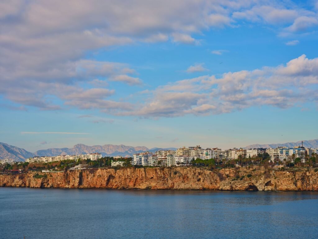 Kliffen langs de kust van Antalya