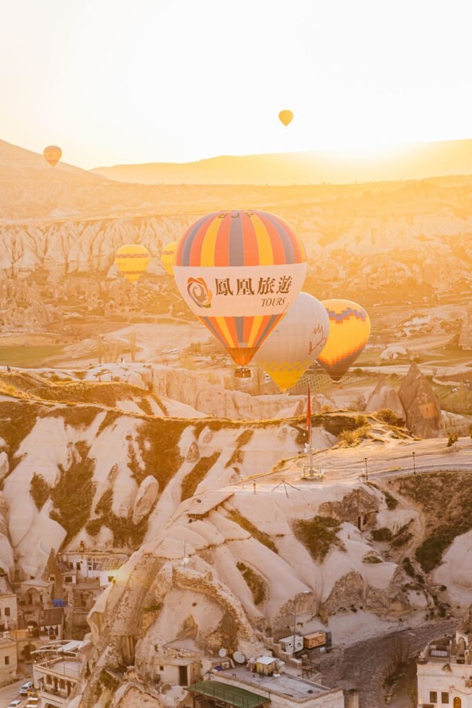 Luchtballonnen boven de rotsen