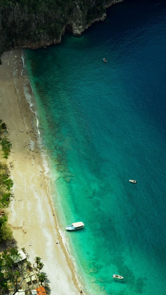 Strand bij Fethiye van bovenaf