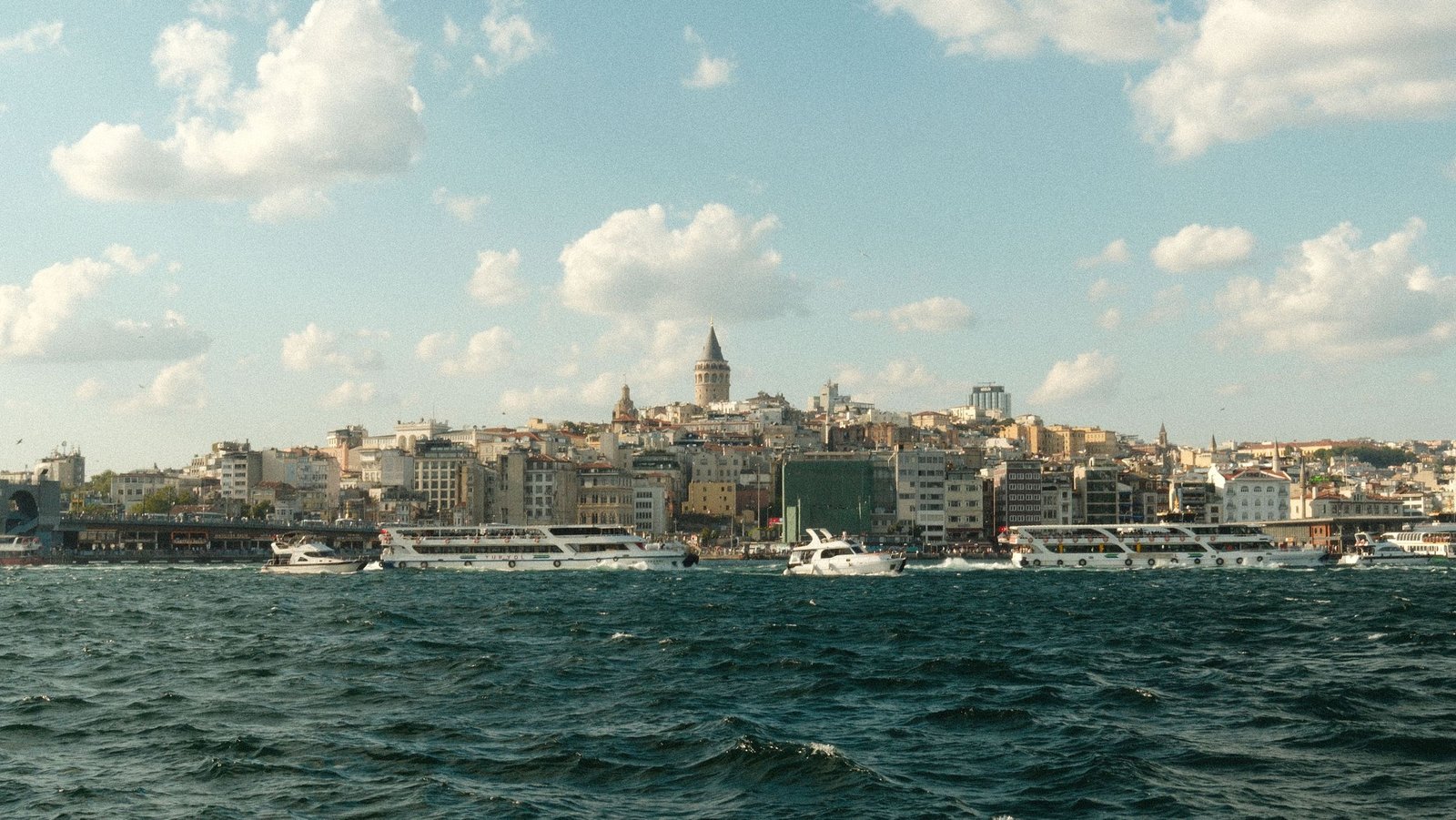 Istanbul met de Galatatoren vanaf het water
