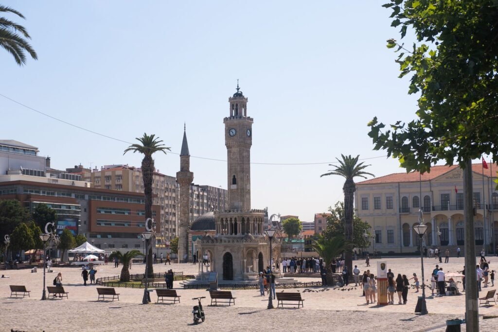 De klokkentoren op het Konakplein in Izmir