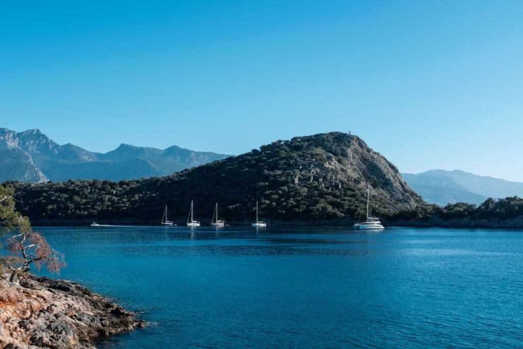 Kust bij Fethiye met bergen