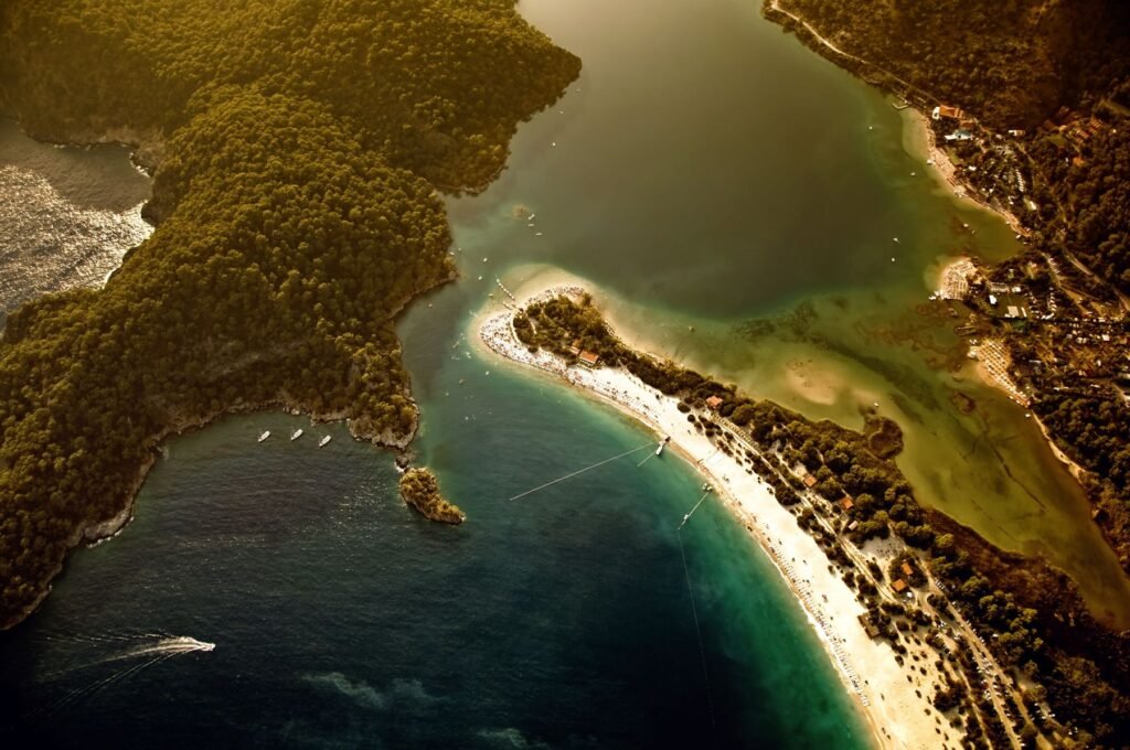 De lagune van Ölüdeniz van bovenaf