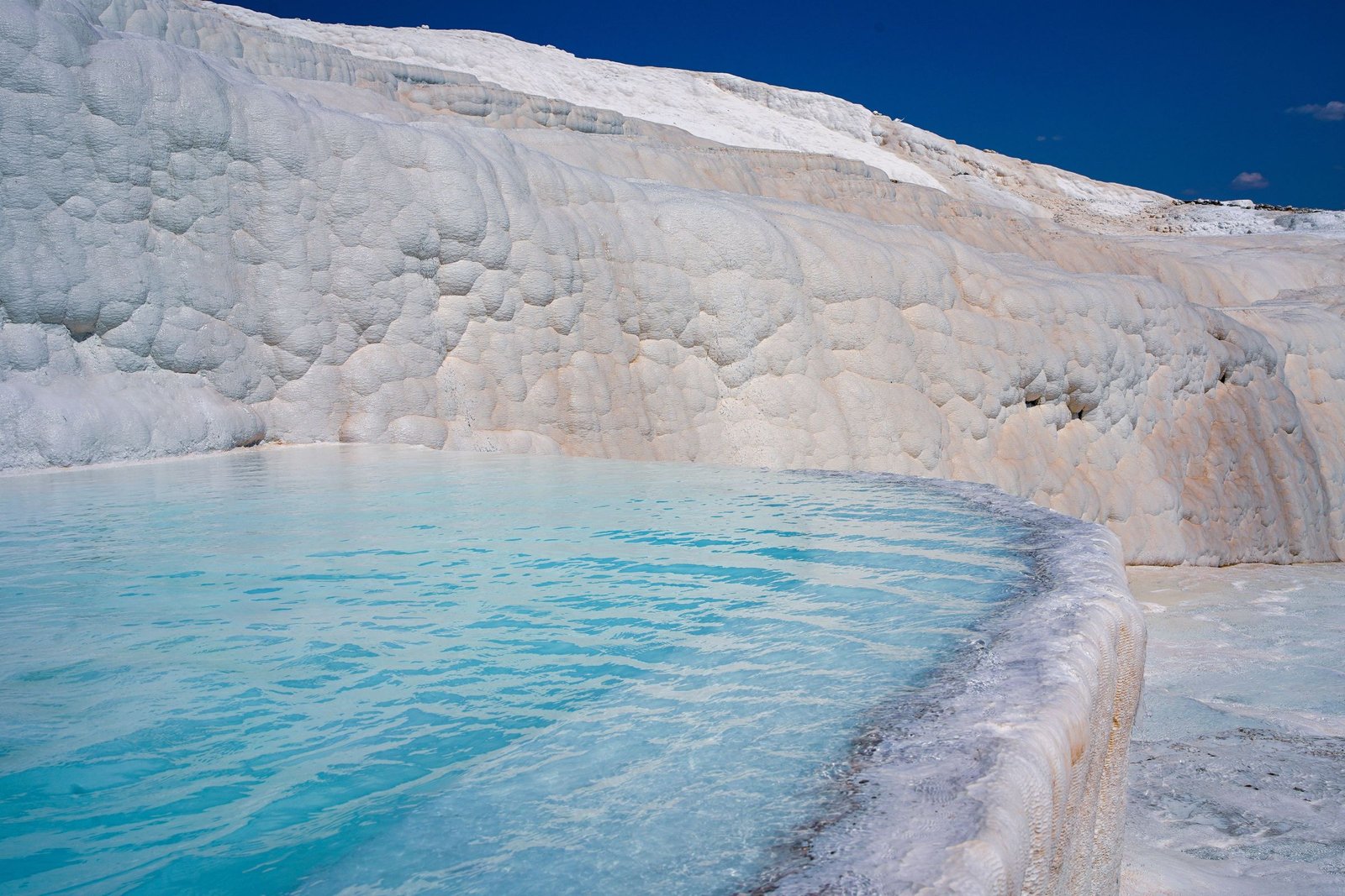Blauwe poel op de terrassen van Pamukkale