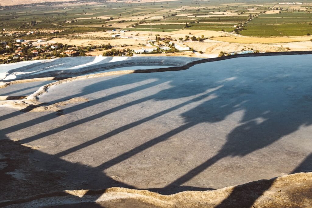 Terrassen van Pamukkale bij laag zonlicht