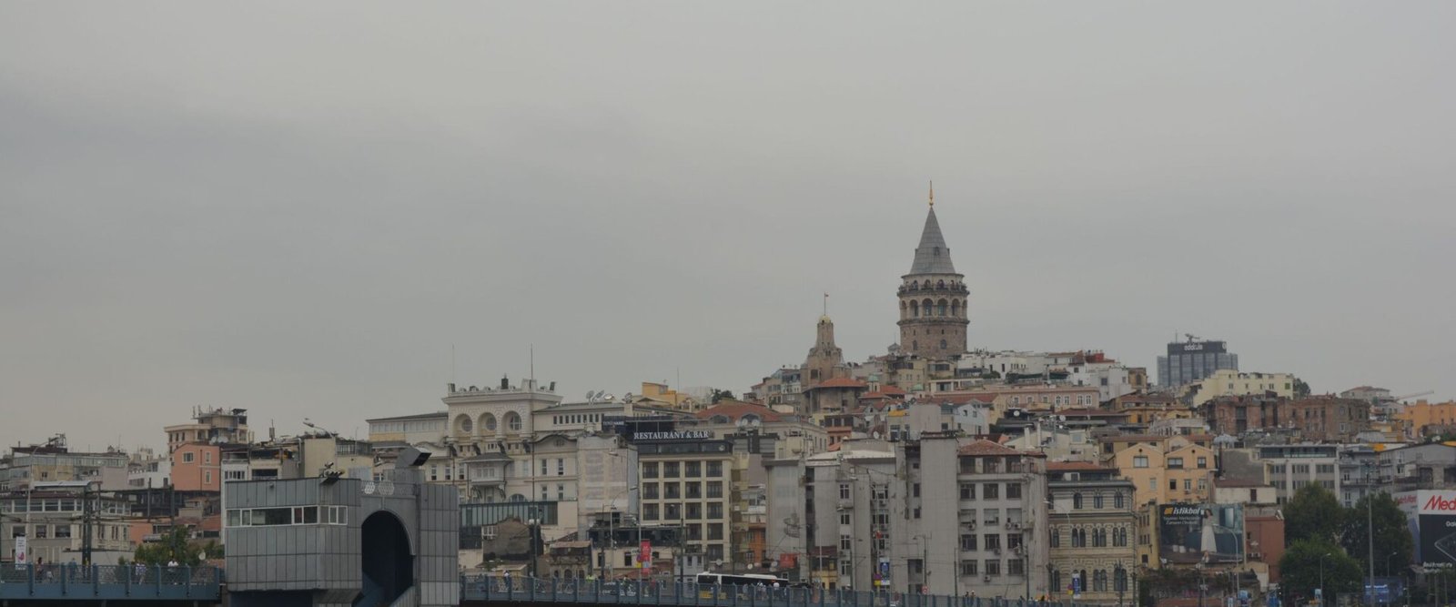 Veerboot voor de Galatatoren in Istanbul