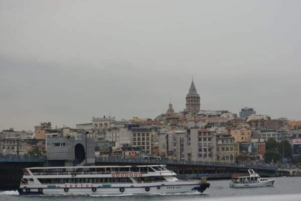 Veerboot voor de Galatatoren in Istanbul