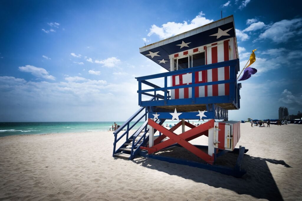 Strandhuisje met Amerikaanse vlag in Miami Beach
