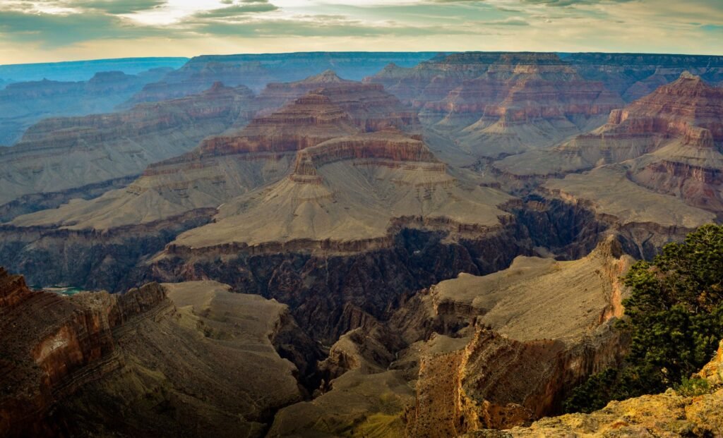 Gelaagde rotswanden van de Grand Canyon
