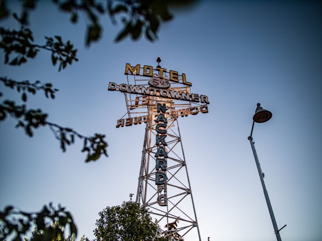 Oud motelbord in de Verenigde Staten