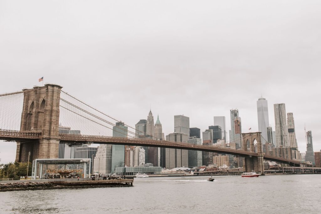 De Brooklyn Bridge met de skyline van Manhattan