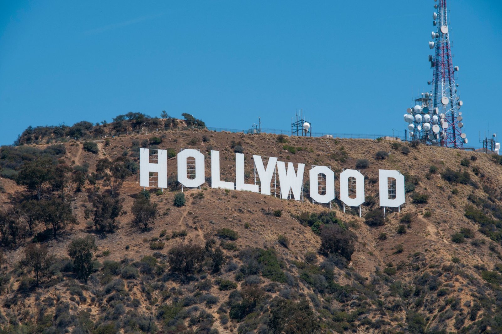Het Hollywood Sign onder een blauwe lucht