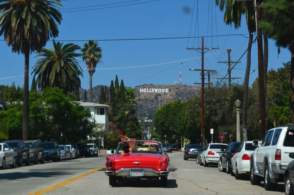 Straat in Hollywood met palmen