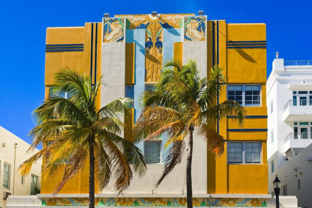 Geel art-decogebouw in Miami Beach
