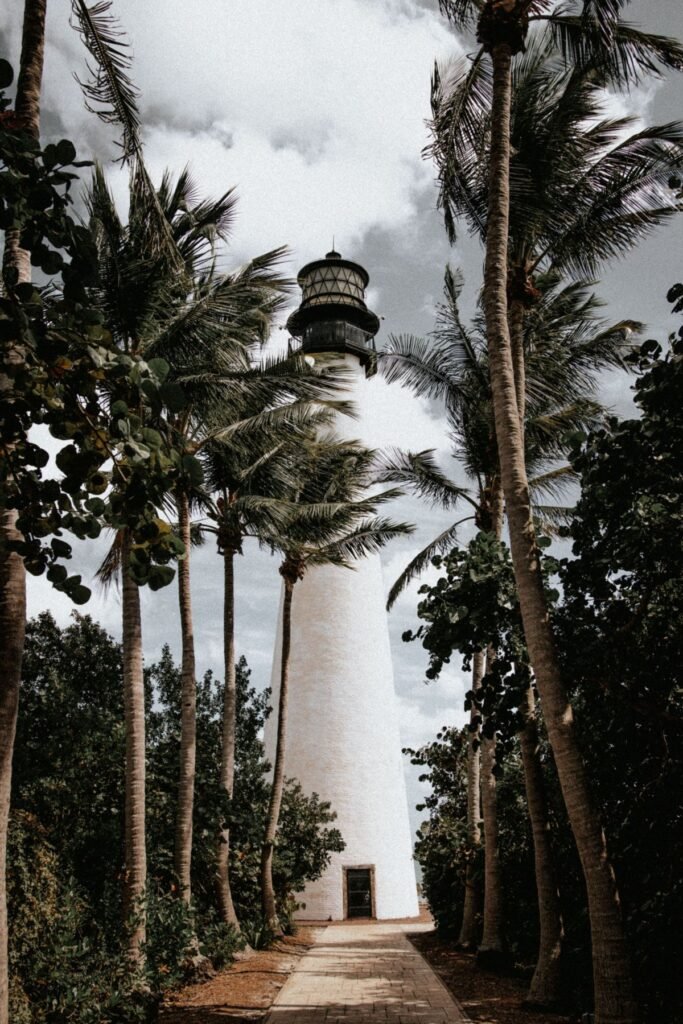 Vuurtoren tussen de palmen op Key Biscayne