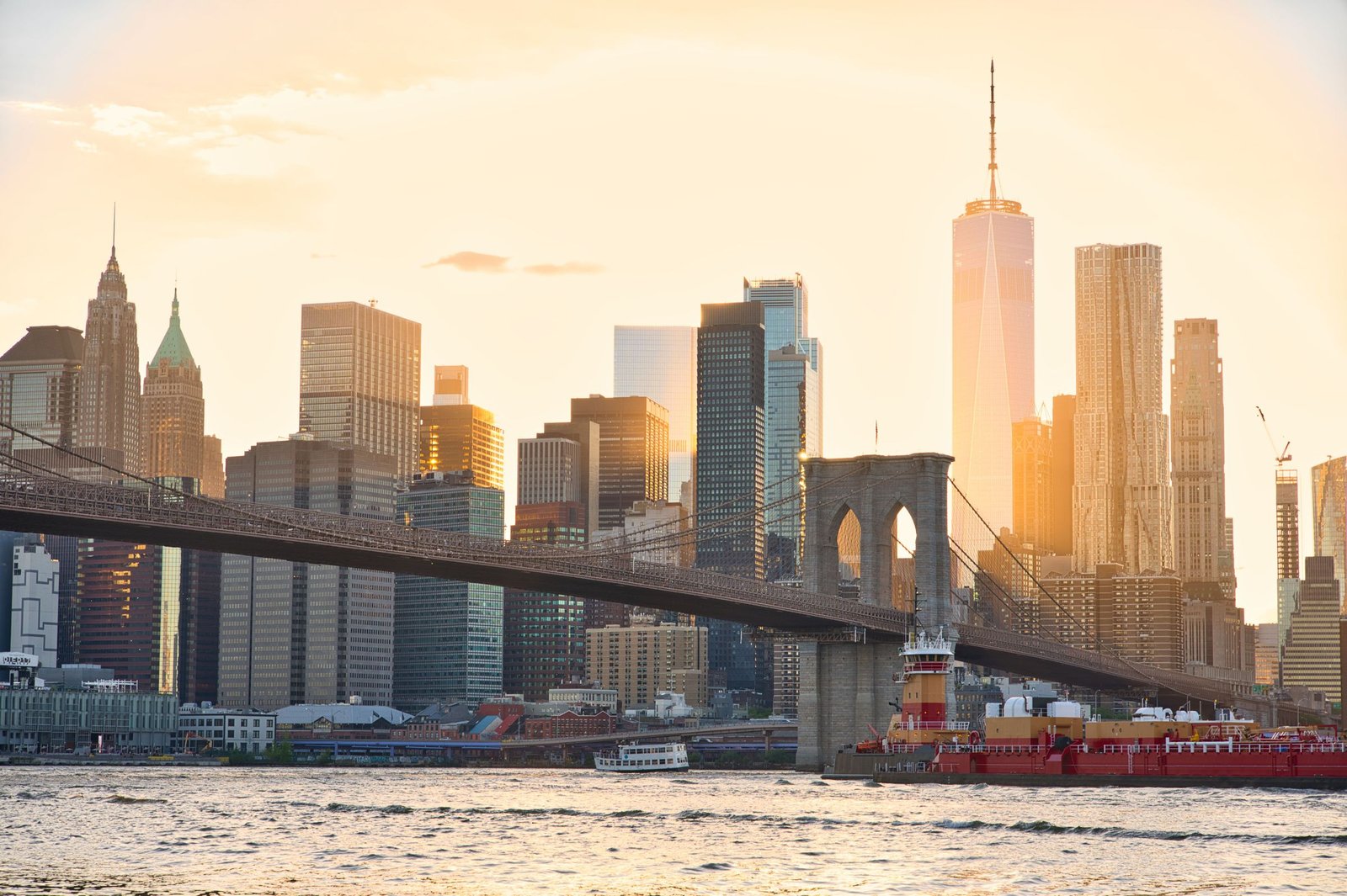 De Brooklyn Bridge en Lower Manhattan bij zonsondergang