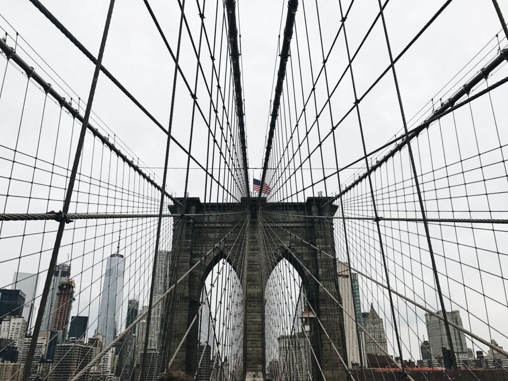 De kabels en toren van de Brooklyn Bridge
