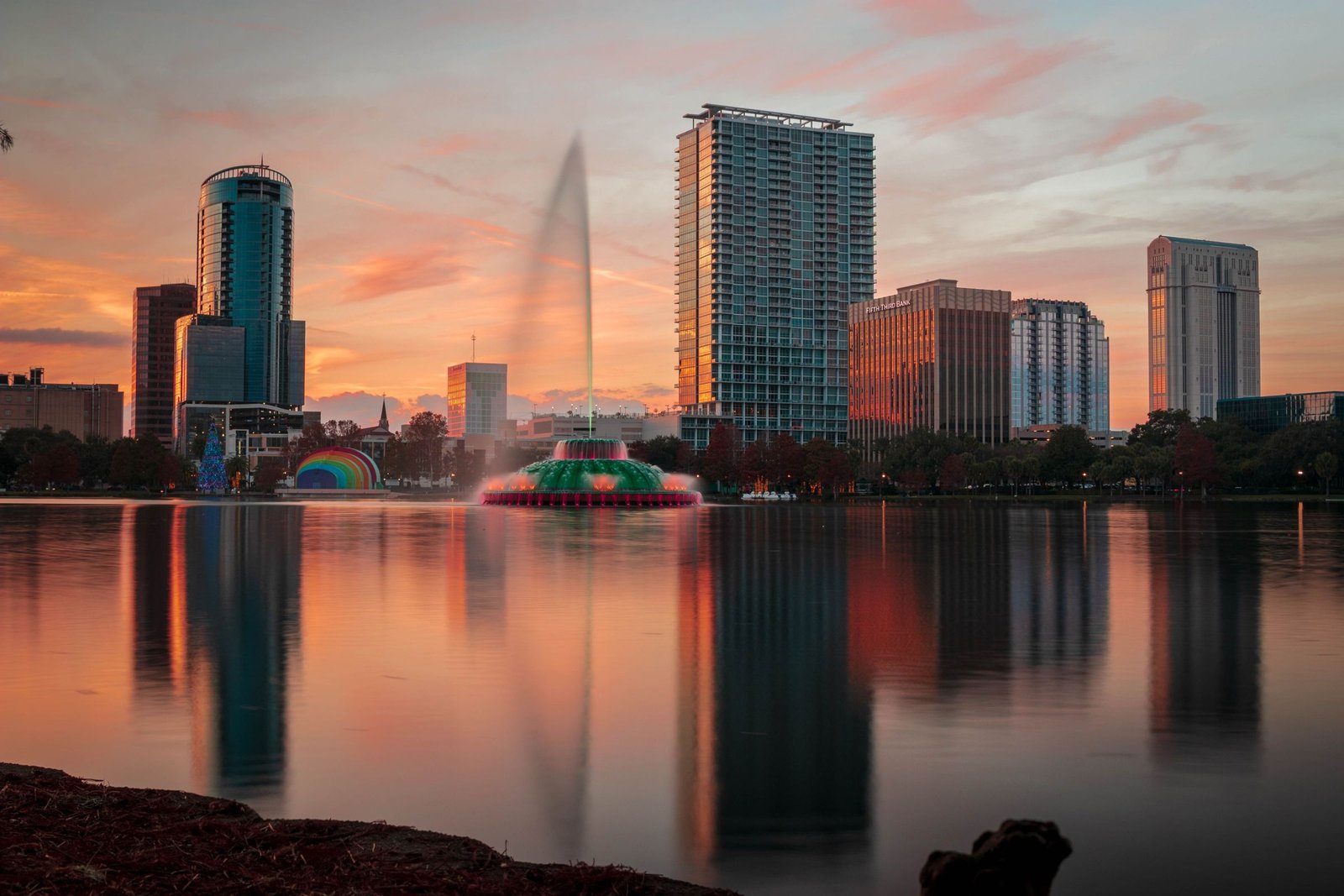 Lake Eola in Orlando bij zonsondergang