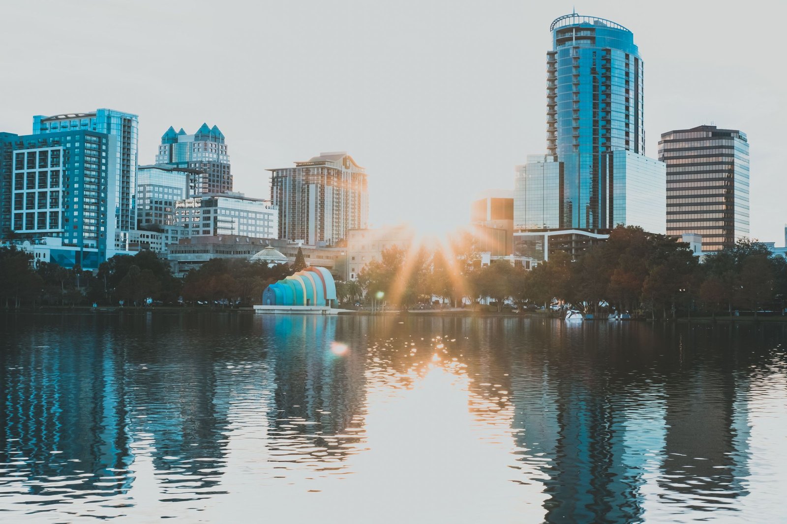 Skyline van Orlando aan Lake Eola