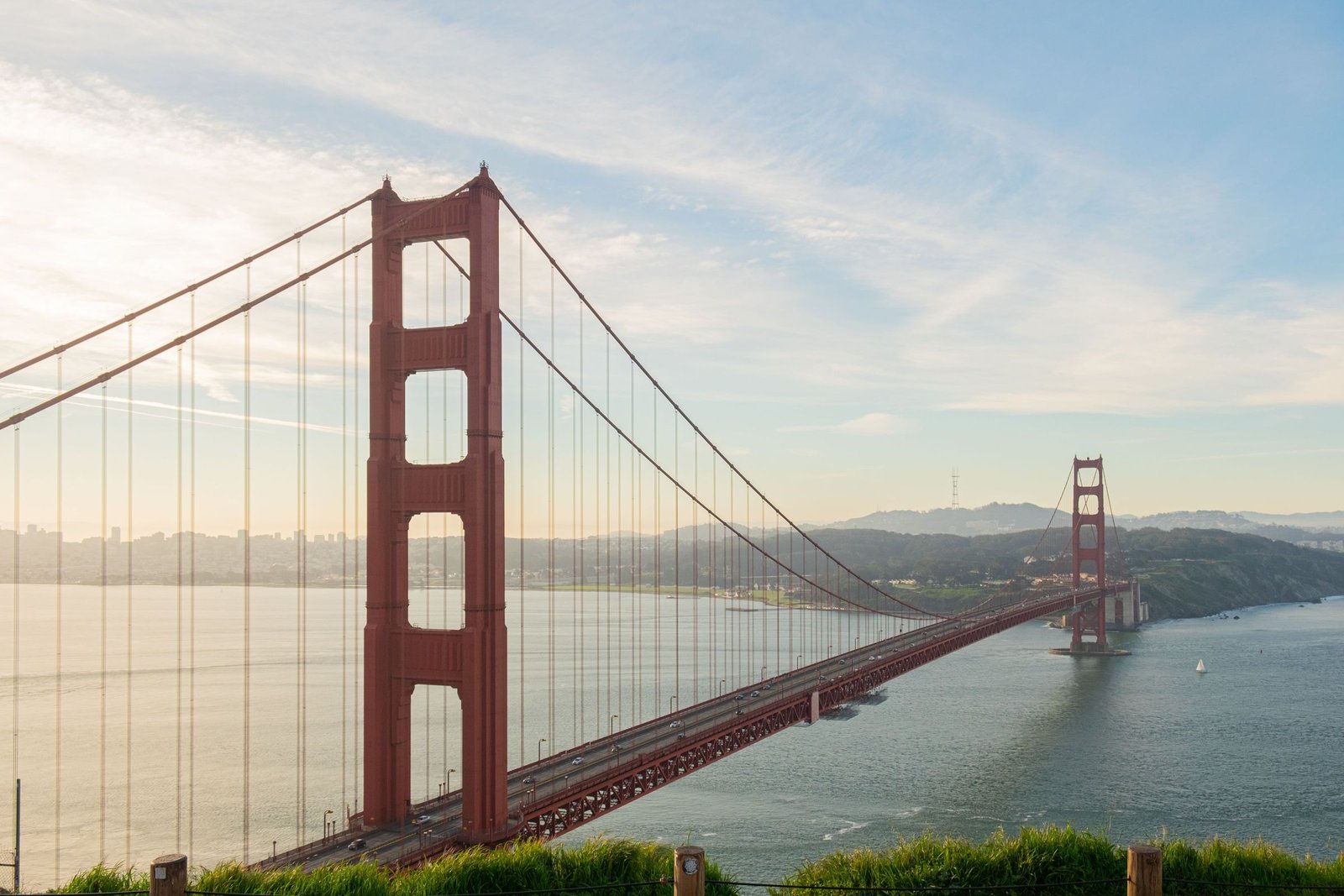 De Golden Gate Bridge boven de baai