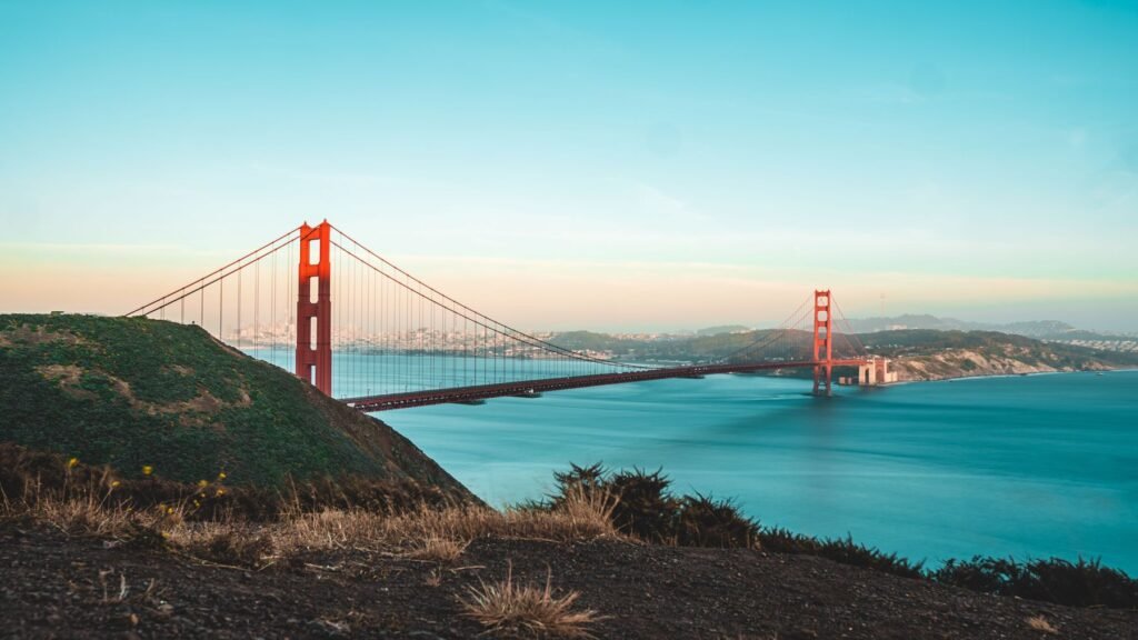 De Golden Gate Bridge vanaf de heuvels