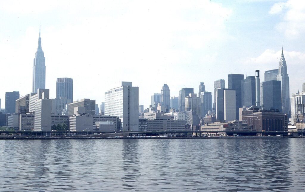 Skyline van Midtown Manhattan vanaf de rivier