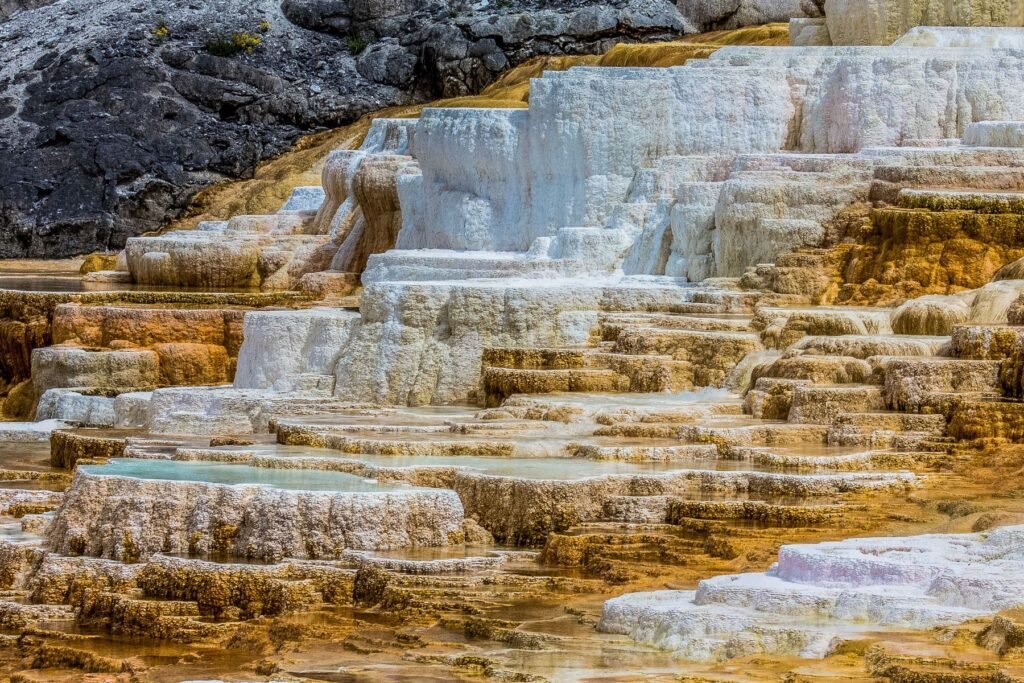 De kalkterrassen van Mammoth Hot Springs
