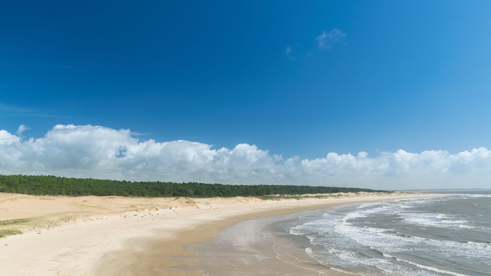 Leeg strand met golven bij La Coronilla in Rocha