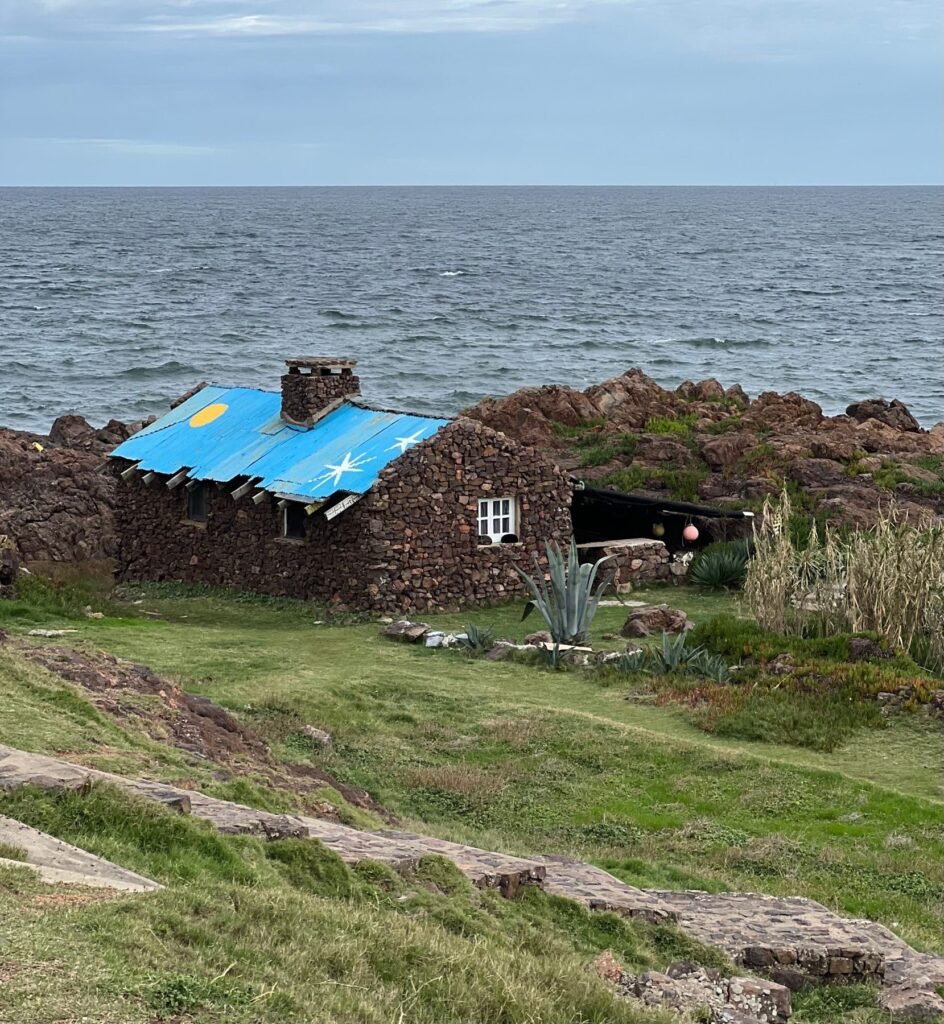 Huisje met een blauw dak aan de Uruguayaanse kust