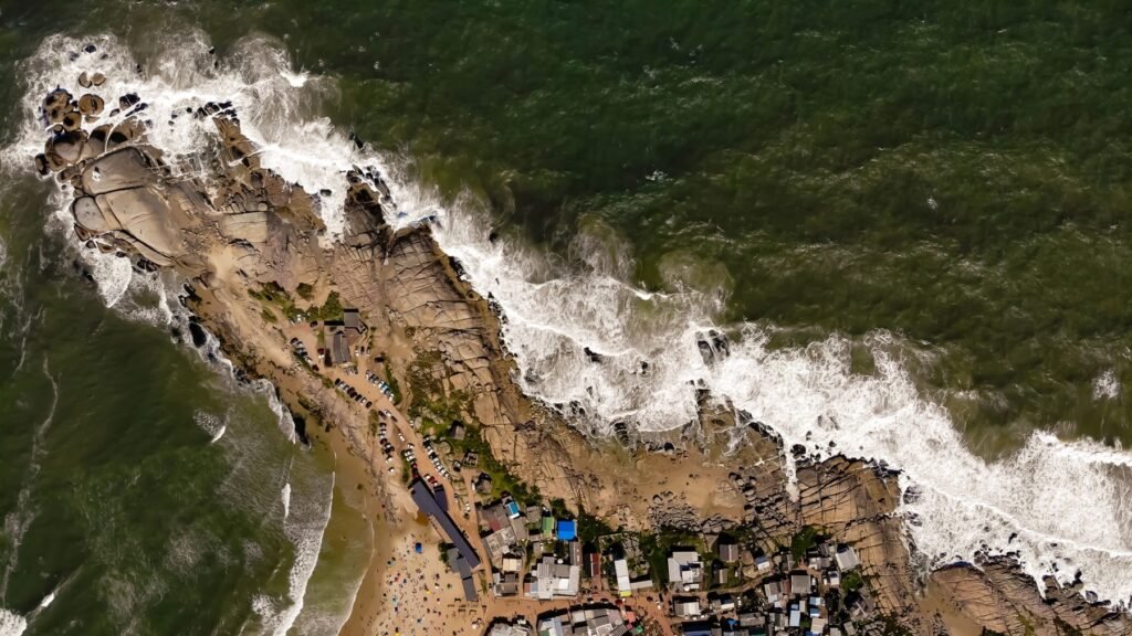 Luchtfoto van de rotskust van Punta del Diablo
