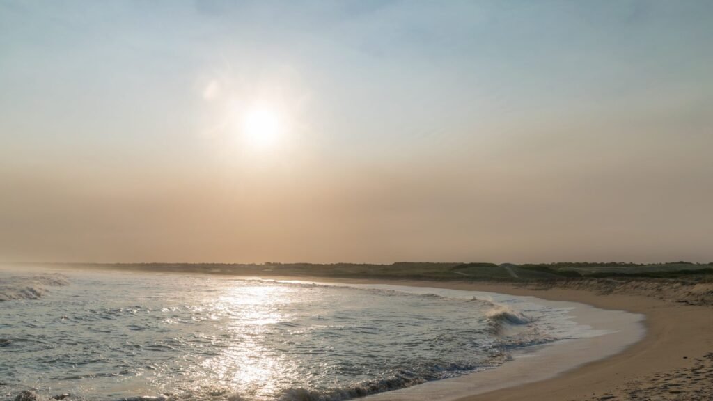 Strand van Punta del Diablo in het tegenlicht