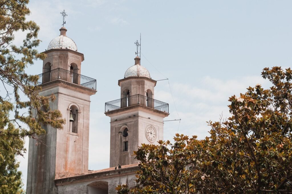 De kerktorens van de basiliek in Colonia del Sacramento