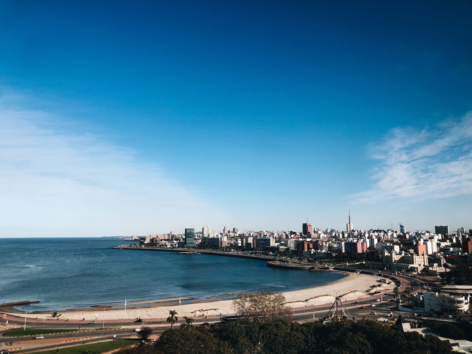 Luchtfoto van de kustlijn van Montevideo