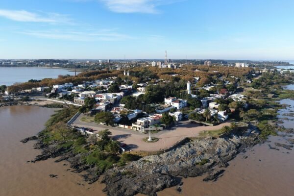Luchtfoto van de kust van Colonia del Sacramento aan de Río de la Plata