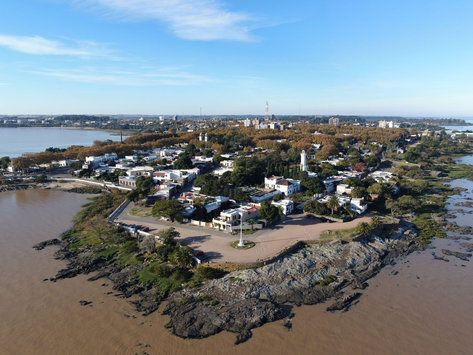 Luchtfoto van de kust van Colonia del Sacramento aan de Río de la Plata