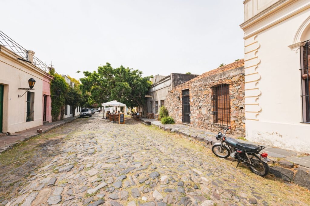 Kinderkopjesstraat met oude huizen in Colonia del Sacramento