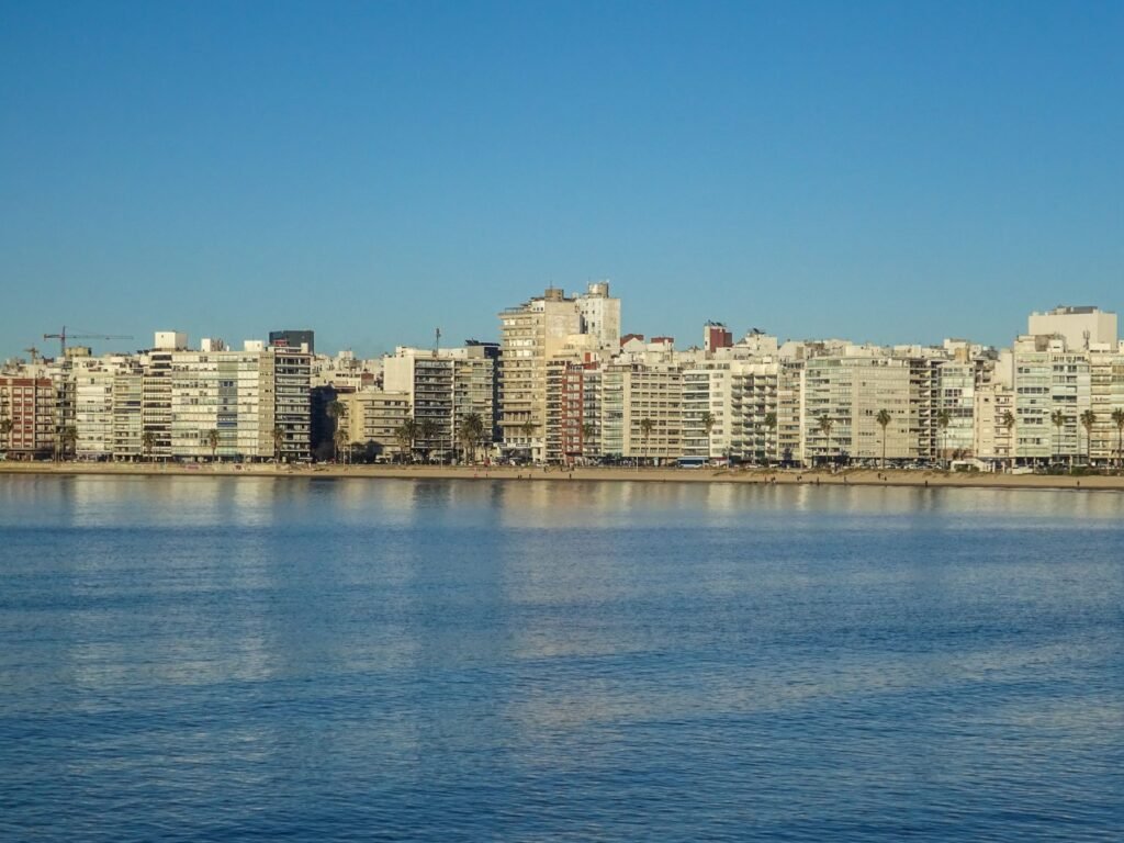 Skyline van Montevideo weerspiegeld in het water