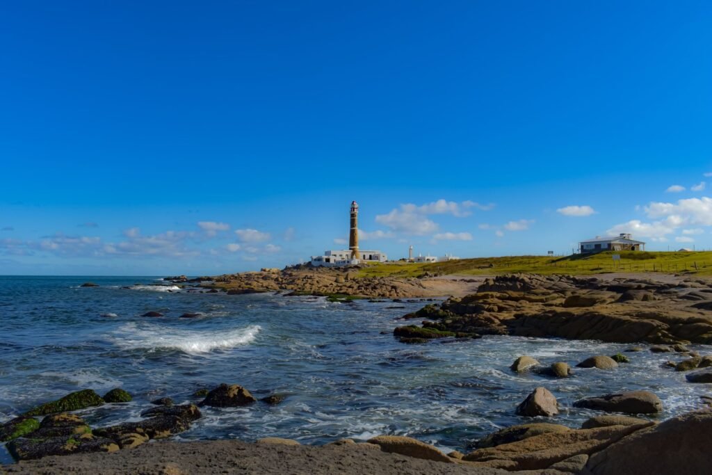 Vuurtoren van Cabo Polonio aan de rotsachtige kust