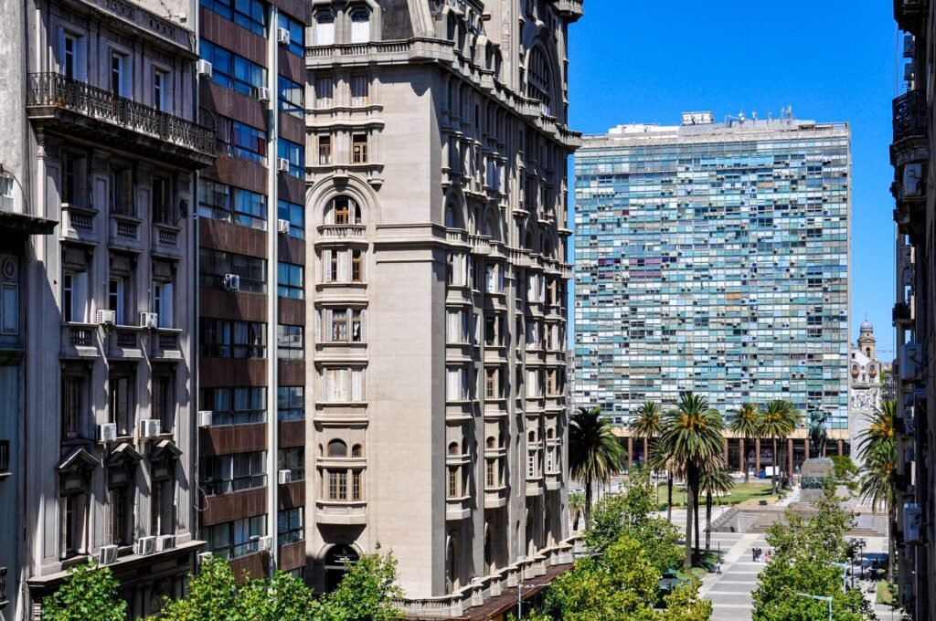 Historische en moderne gebouwen met palmbomen in Montevideo
