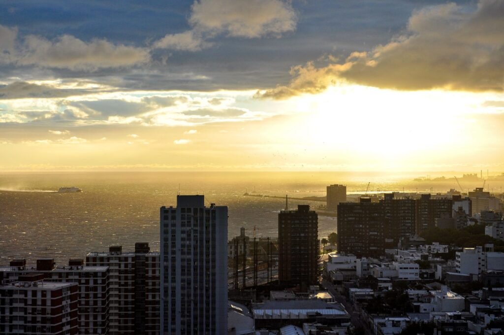 Zonsondergang boven de skyline van Montevideo