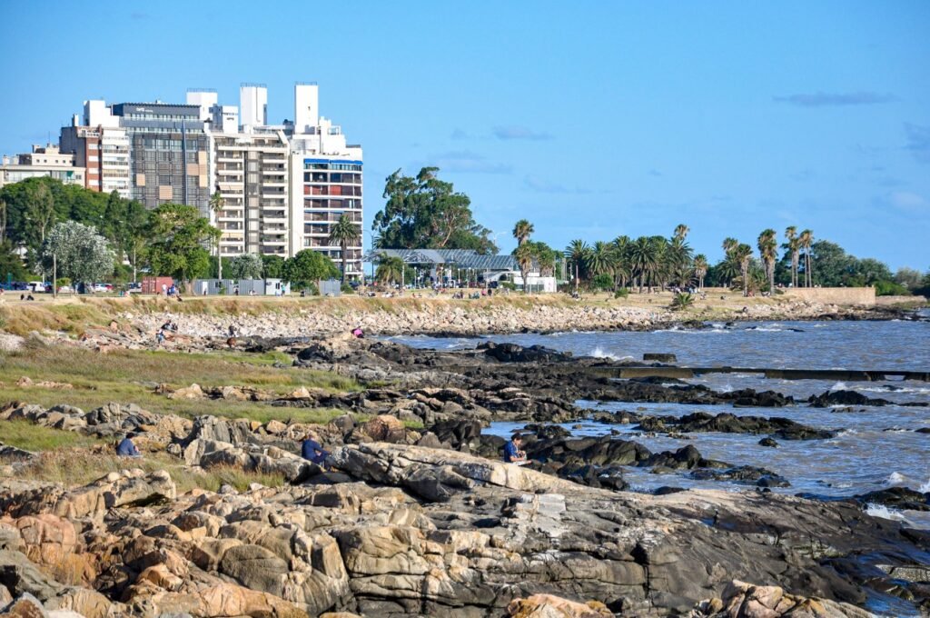 Rotsachtige kust van Montevideo met de stad op de achtergrond