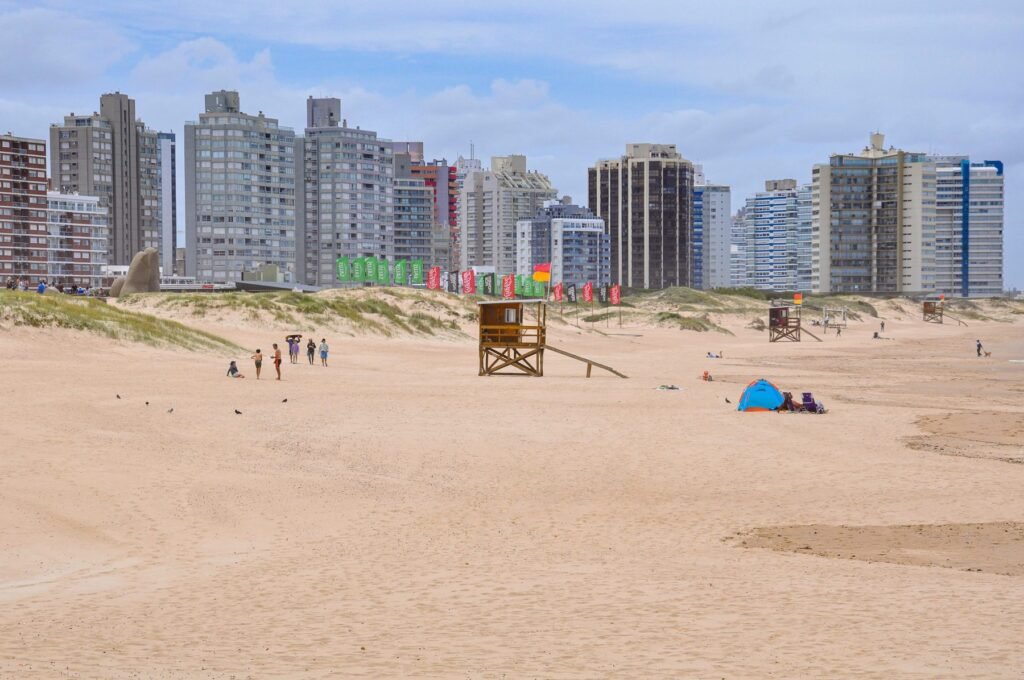 Strand met de skyline van Punta del Este