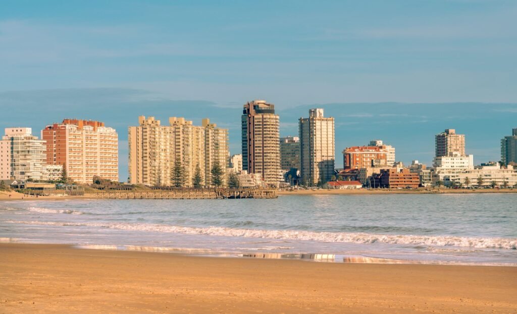 Skyline van Punta del Este langs Playa Mansa bij zonsondergang