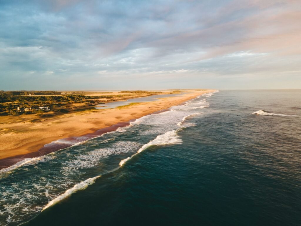 Luchtfoto van het lege strand bij Garzón