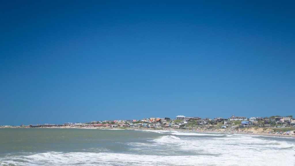 Kust van Punta del Diablo onder een blauwe lucht