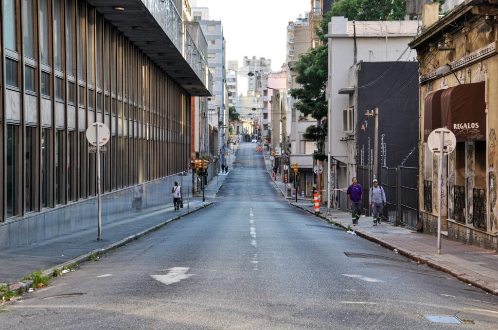 Straat met oude gebouwen in Montevideo
