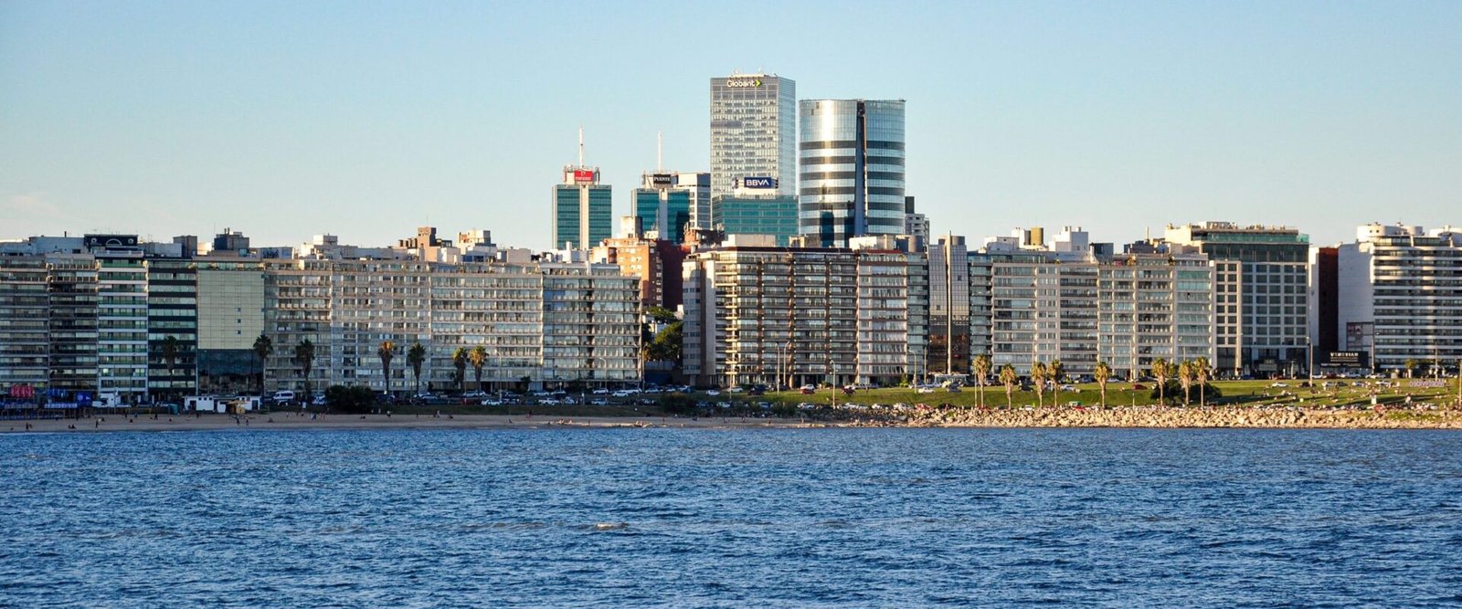 Skyline van Montevideo gezien vanaf het water