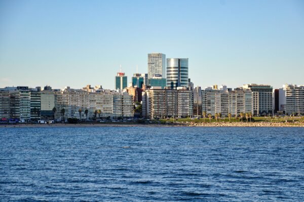 Skyline van Montevideo gezien vanaf het water