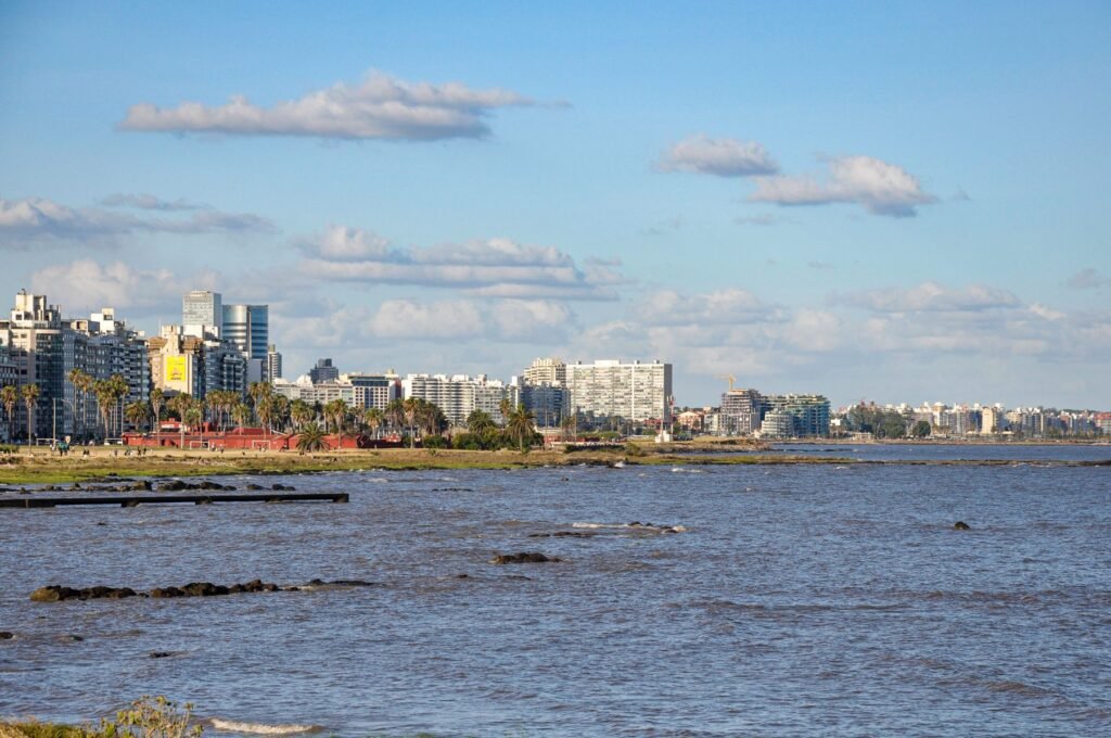 Skyline van Montevideo langs de oever van de Río de la Plata